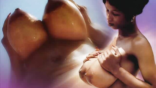 Прекрасното бебе Алиша Адамс го трие нејзиниот избричен клизон со вибратор