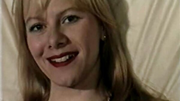 Бебето русокоса Кети Роуз моча во соло видео за мастурбација