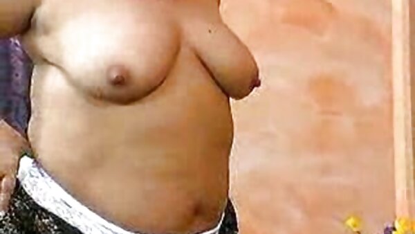Кадрава индиска бринета Мумта Тендулкар позира гола на камера на отворено