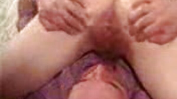 Витката русокоса Трејси Голд ја мастурбира својата вкусна тесна пичка